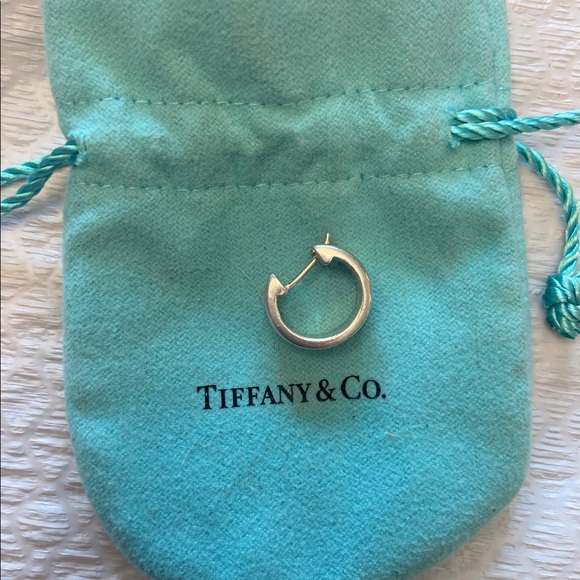 🛑SOLD🛑Vintage 1995 Tiffany & Co Atlas 925 Single Huggie Hoop Earring - Picture 2 of 6